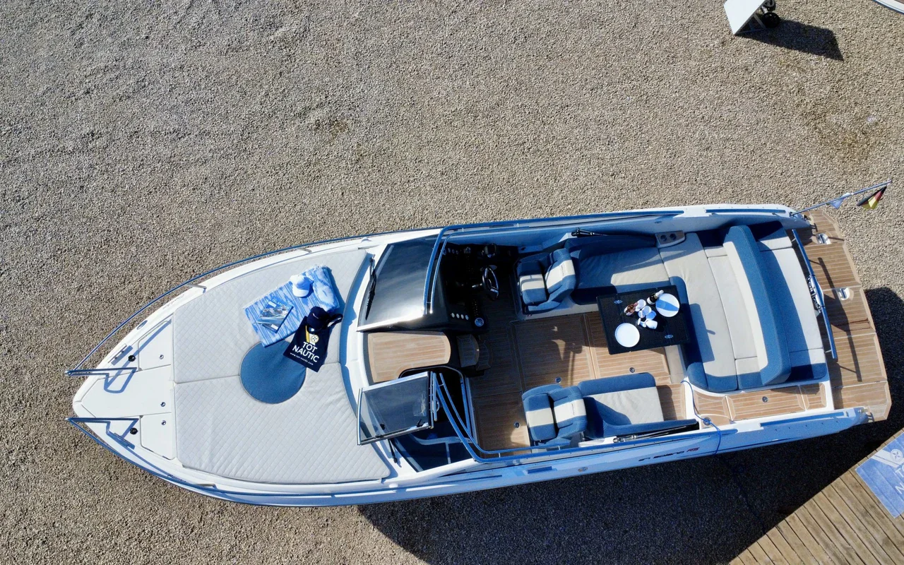 Windy 27 Solano RS, deck viewed from above